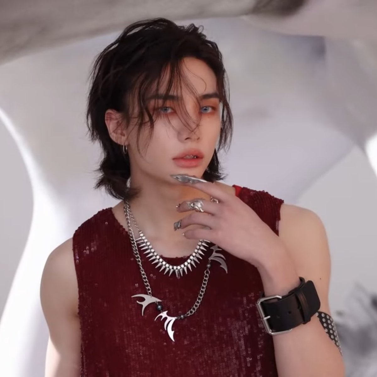 hyunjinpost's tweet photo. HE IS ABSOLUTELY INSANE FOR THIS https://t.co/dvXhChe18H