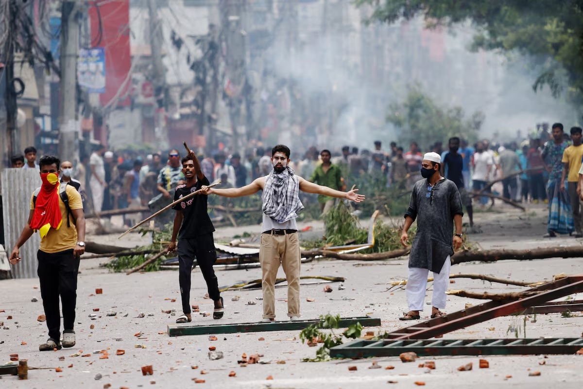 1/8Massenaufstand in #Bangladesch, erstmals in der Geschichte! Solche Szenen habe ich nie gesehen. Mindestens 105 Menschen sind tot und Tausende verletzt in einer Woche. Laut Exil- &amp; intrn Medien sowie meiner eigenen Quelle habe ich dies hier zusammengefasst: #QuotaMovement