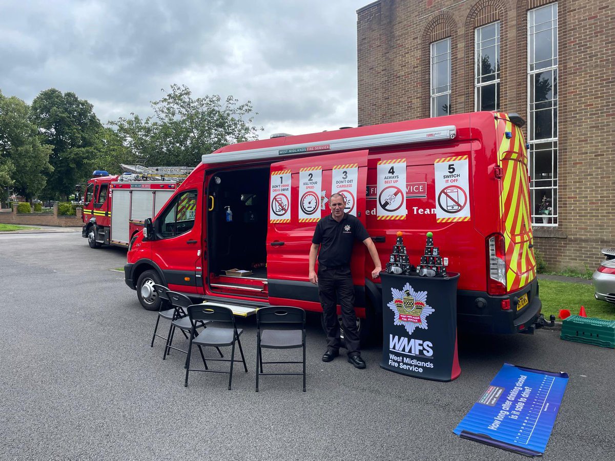 busy day for #greenwatch 🟢 1 crew ladder training, 2nd crew out in the community spreading the safety message 🚒🚒