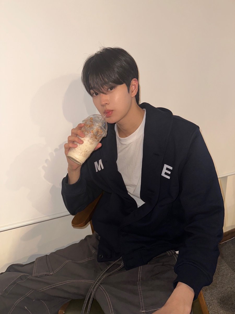 TPST_twt's tweet photo. [#은찬] 음료 4컷 https://t.co/1lAnWq8VAN