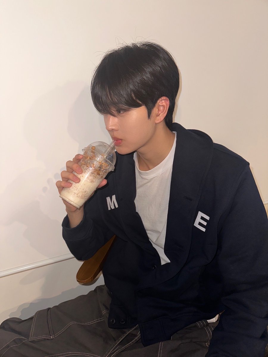 TPST_twt's tweet photo. [#은찬] 음료 4컷 https://t.co/1lAnWq8VAN