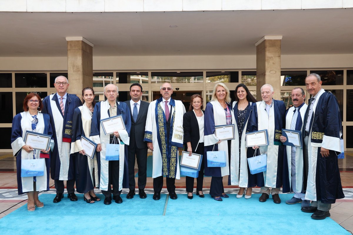 universitemDEU's tweet photo. ✨ #DEÜ '42. Kuruluş Yıl Dönümü' programımızda, Üniversitemizin kuruluş tarihi olan 20 Temmuz 1982'den itibaren görevde bulunan 6 akademik ve 1 idari personelimize teşekkür belgelerini Rektör V. Prof. Dr. Mahmut Ak takdim etti.
👉 Üniversitemizin tarihine tanıklık eden +++ https://t.co/2LVQcrCPf2