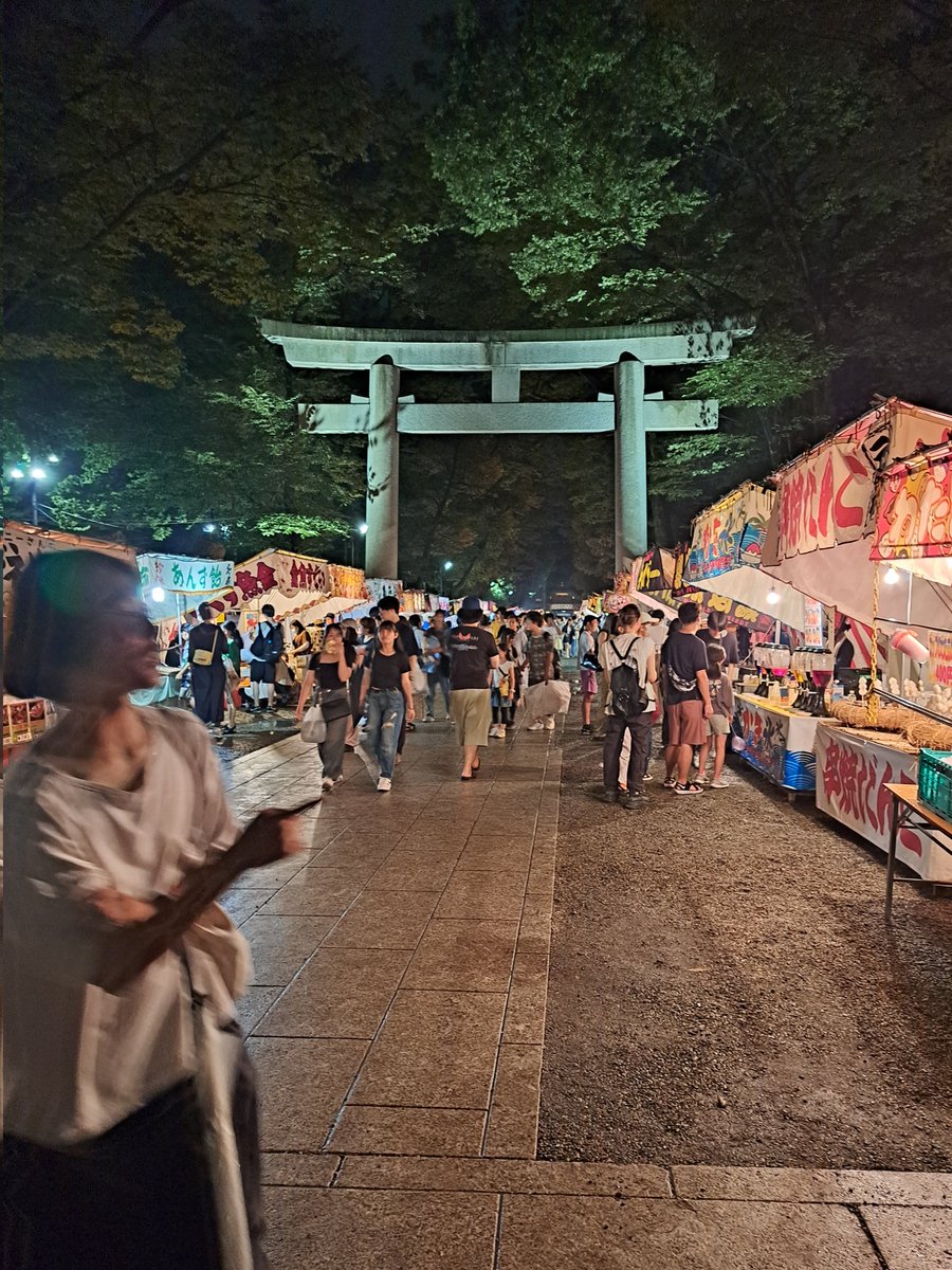 isacop0101's tweet image. 屋台メシでキンキンに冷えたビールをキューっとしたくなり近所の大國魂神社のお祭りへ💨
祭りの雰囲気を感じるのは実に20数年ぶりだったりする🙄
やっぱり女の子の浴衣姿って艶っぽくてイイネ!ジーッと見るとなんか通報されそうだからちょっと自重
しかし暑いそんな真夏の夜の夢