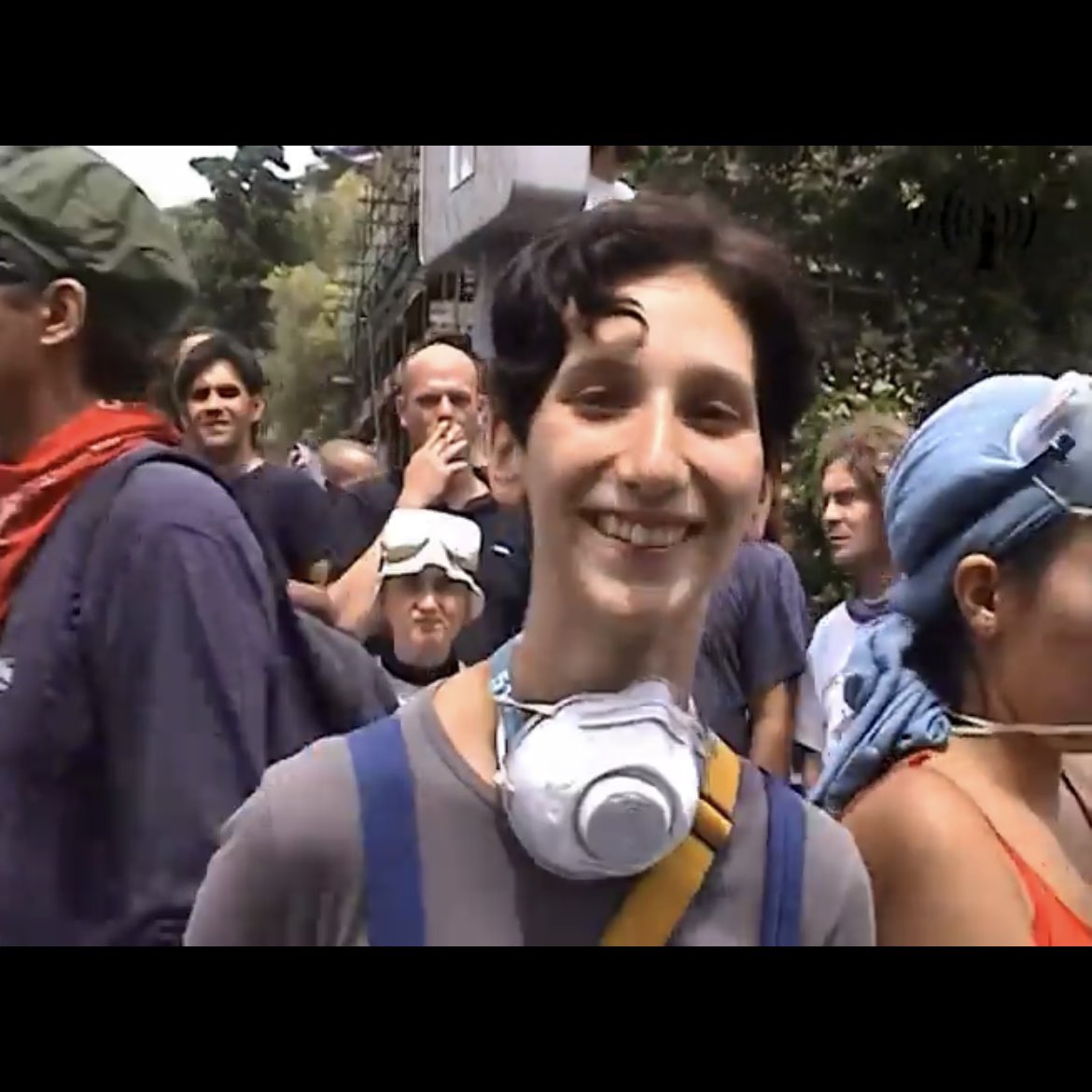 Anche questa è stata #Genova il #20luglio. pensavamo di poterci difendere dai gas con l’acqua e bicarbonato. Oggi posso cmq dire che non siete riusciti a spezzarci anche se ci avete piegato a forza di botte e torture.