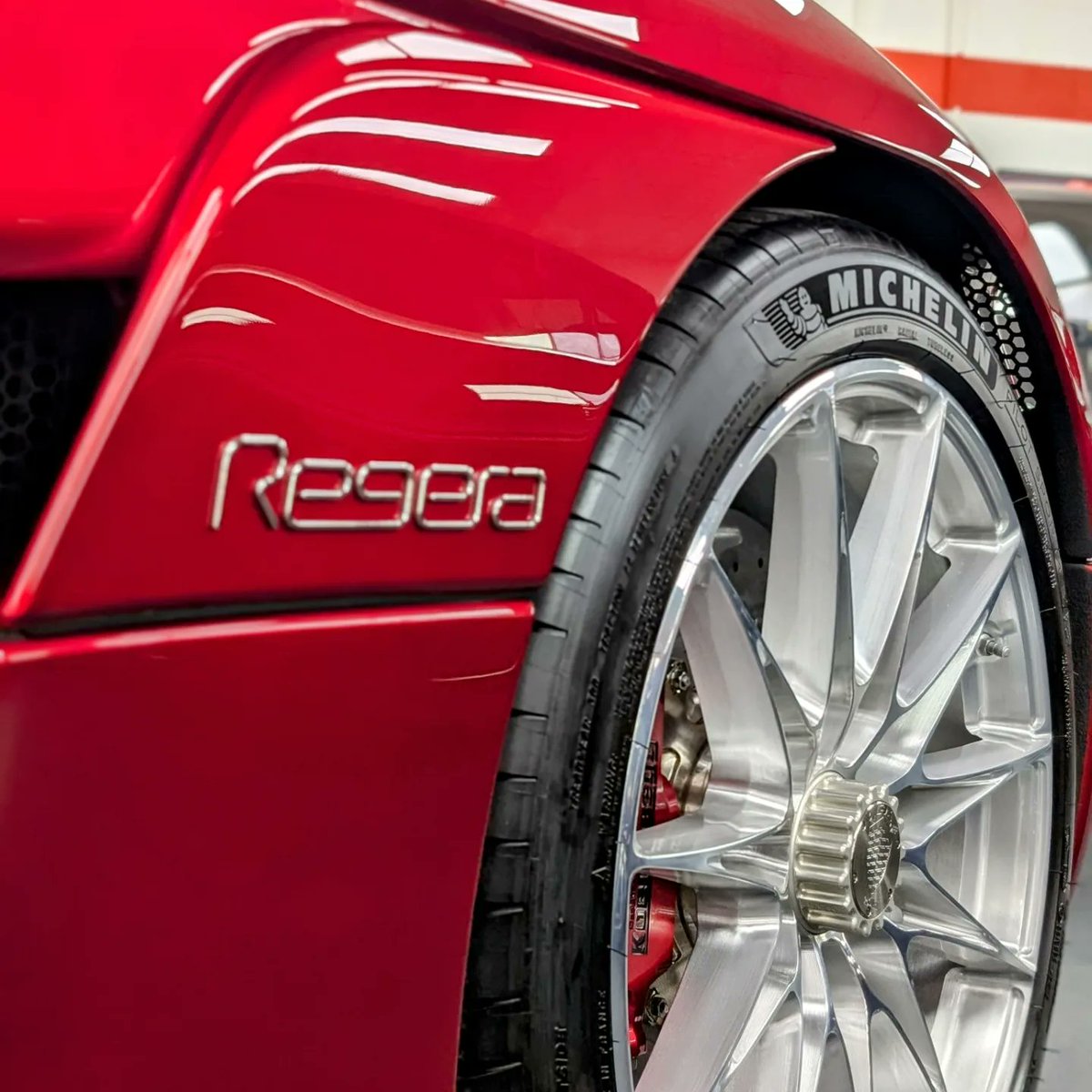 BeauTechnique's tweet photo. Koenigsegg Regera out in the wild #supercar #hypercar #supercardriver https://t.co/GvN4XIm5s0