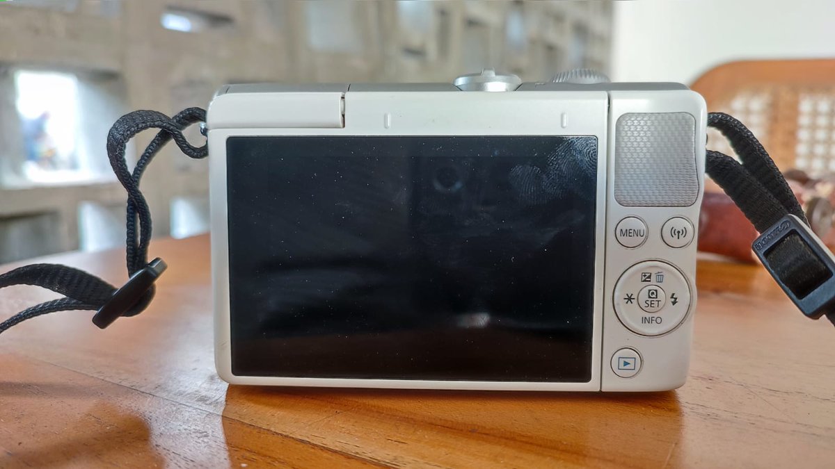 ojicandoit's tweet photo. Dijual
Kamera Mirrorless Canon EOS M100
Fungsi Normal
Kondisi Bekas

Kondisi body kamera:
Fisik masih bagus
Tulisan tombol masih terlihat jelas
Tombol rotasi berfungsi normal
Body masih mulus

(+) https://t.co/YWKw2fSUgF