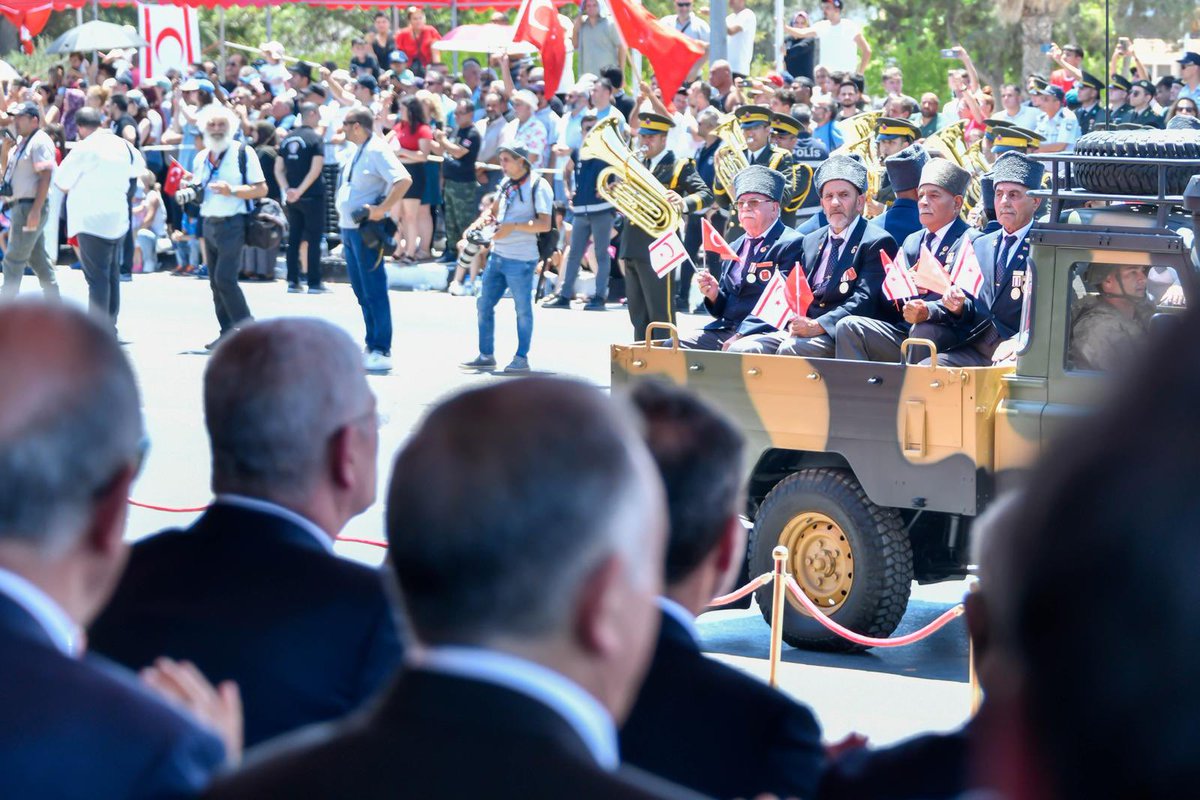 Bugün Ankara’dan Lefkoşa’ya kadar uzanan bir kutlu hikâyenin, tarih sahnesinde unutulmaz yeri olan bir hürriyet sevdasının 50. yıl dönümü...

#KıbrısBarışHarekâtı'nın 50. yılına erişmenin şanını ve gururunu, 20 Temmuz Barış ve Özgürlük Bayramı'nın sevincini ve coşkusunu
