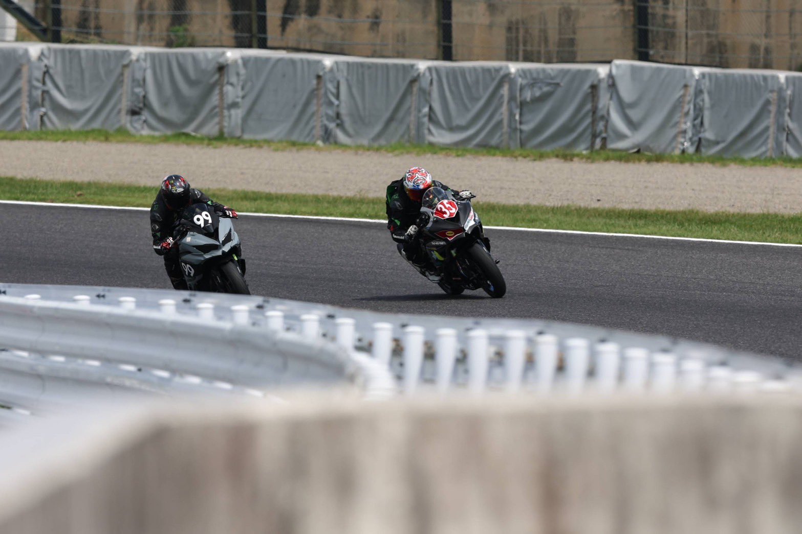 yoshimura_at2_slip_on_exhausts