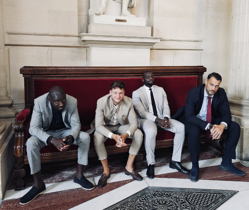 Par lâcheté vous avez offert notre Nation ,à ce qu'il y a de plus détestable. Préparez vos nounours et vos chandelles ,entre devenir le 55 ème pays Africain au doux appel de muezzin bien connu pour son modèle de démocratie  Ne venez pas dire à vos enfants  " on ne savait pas "