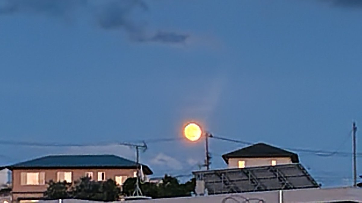 otukisama_'s tweet photo. 台所から窓に目を向けたら、きれいなお月さまでした。

月の出を拝めるという今の暮らしが、とても贅沢に感じてしあわせだと思う。

この夏初の枝豆をつまみながら。☕ https://t.co/UWdzQVNEjD