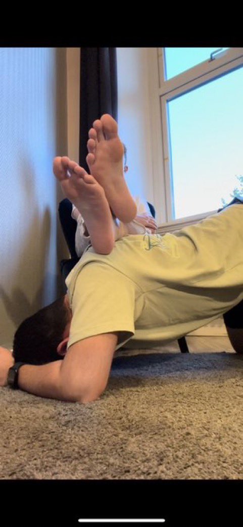 SwedishMFeet's tweet photo. Bow down for masters feet footboy! https://t.co/Fh1LXAonJm