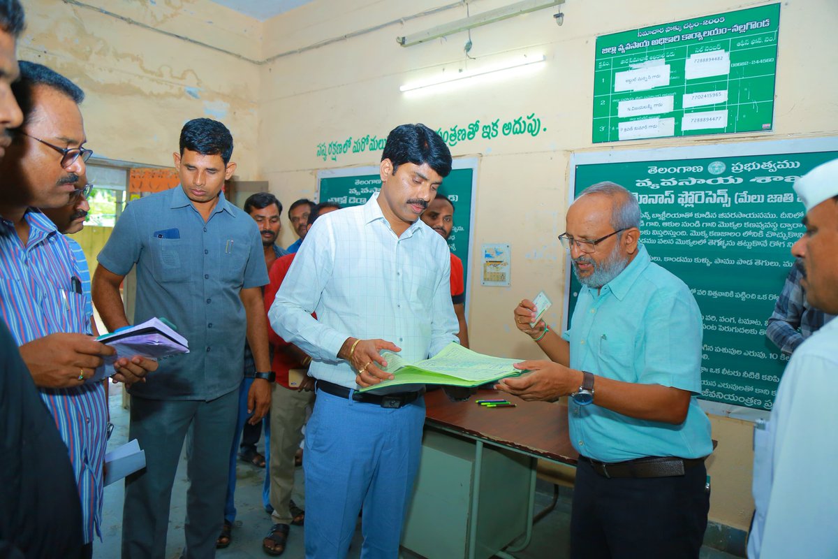 Collector_NLG's tweet photo. #నల్గొండజిల్లా కేంద్రంలో #జిల్లాకలెక్టర్  @c_narayana_ias  #వ్యవసాయశాఖ కార్యాలయాన్ని  ఆకస్మిక తనిఖీ చేశారు. విధుల పట్ల నిర్లక్ష్యం వహిస్తే ఎవరిని వదిలిపెట్టం ఉద్యోగులు బాధ్యతగా పనిచేయాలి. సమయపాలన పాటించాలి. లేదంటే సస్పెన్షన్లు తప్పవని హెచ్చరిక జారీ చేశారు.
@TelanganaCMO https://t.co/XqF12ZeLly