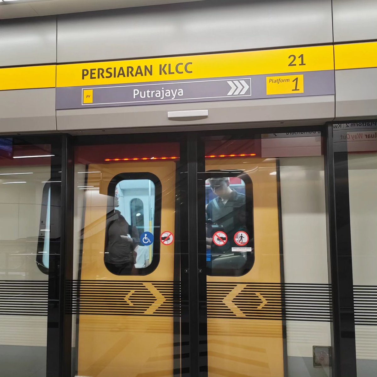 AlbaDAx's tweet photo. Selepas lebih 10tahun tinggalkan dunia public transport.. Janggal betul rasa.. Macam ni rupanya view seorang pengguna modern public transport zaman sekarang ye.. https://t.co/4u97CQx7mr