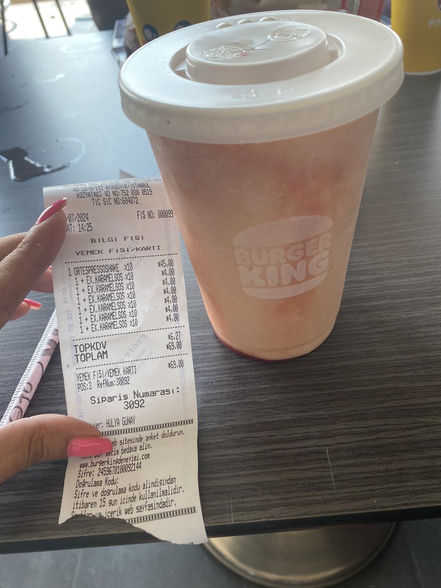 bernatursun's tweet photo. @BurgerKingTR ben çilekli milkshake aldım, fişimde 7 tane karamelli sos almışım gibi gösterdiler, merkezden gelen talimat buymuş, fiyat 69 tl çıksın diye yapılıyormuş. Bu usüle uygun mu? @HMBakanligi https://t.co/MXAW4xqpDw