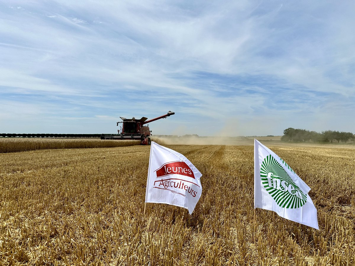 TorpierC's tweet photo. Avec @JAregionIDF j’apporte mon soutien total aux agriculteurs  @JeunesAgris_17 et #fnsea17.
Au cœur de la tempête, votre sens des responsabilité est admirable!
Fiers de notre réseau
@JeunesAgri @FNSEA
@HorelPierrick @rousseautrocy 
@TranquardCedric https://t.co/Ea5AZPtKYL