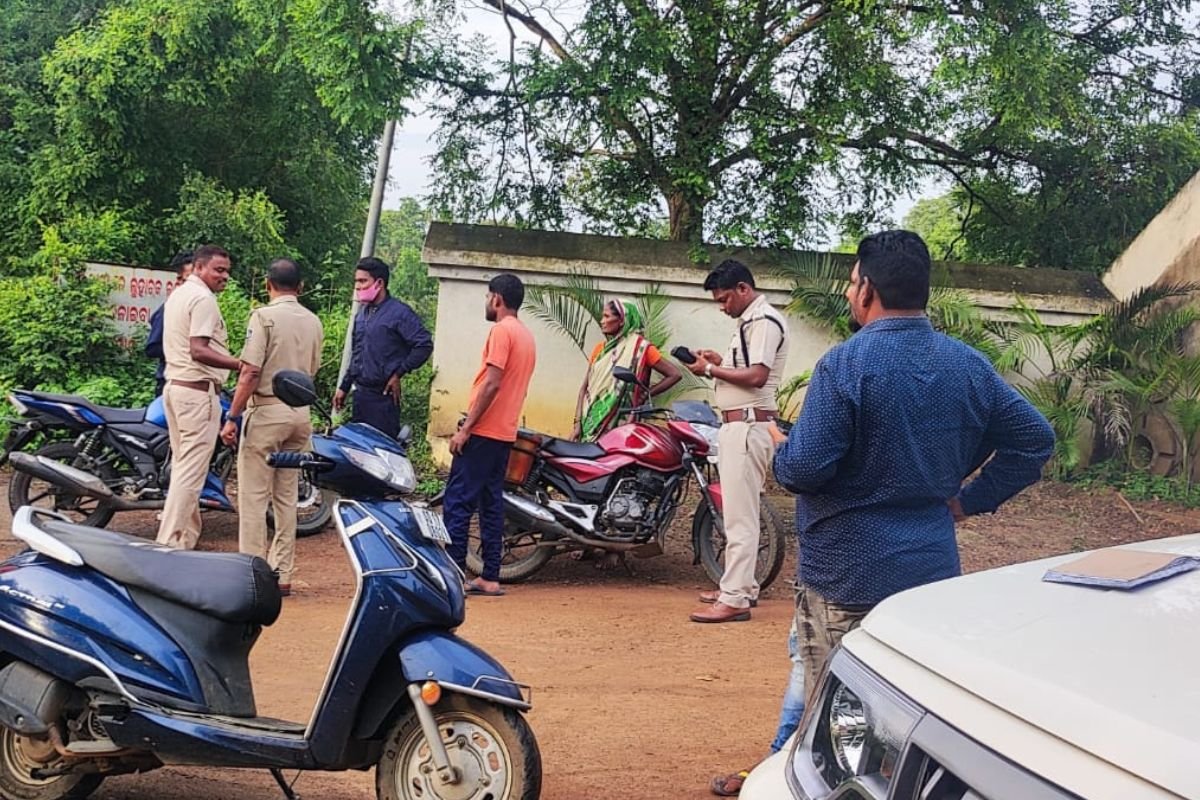 Madan_Chikna's tweet photo. To ensure safety and compliance, traffic police should fine bikers ₹1000 for not wearing a helmet and provide them with one. The government can collaborate with helmet manufacturers, benefiting riders, police, and the industry. If the government truly cares, this initiative can make a real difference. @nitin_gadkari