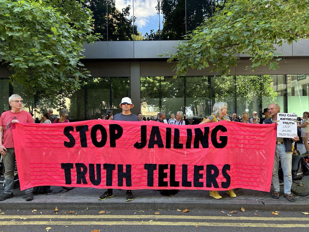 💖 Extinction Rebellion UK shares our love, rage and solidarity with the #WholeTruthFive. 

✊🏽 This assault on our civil liberties is an outrage. XRUK will continue to defend our #RightToProtest, with deepest love for our beautiful planet. It’s time to #UpgradeDemocracy