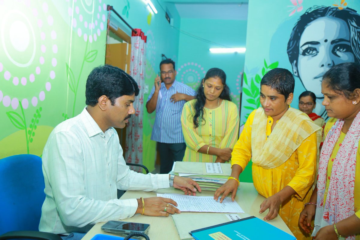 Collector_NLG's tweet photo. #నల్గొండజిల్లా కేంద్రంలో ఉన్న #బాలసదన్, శిశు గృహ, సఖి, స్వధార్ కేంద్రాలను ఆకస్మికంగా తనిఖీ చేశారు. శిశు గృహ, సఖి, స్వధార్ గృహాల పై ఎలాంటి ఆధారం లేని వారికి అండగా ఉంటామనే నమ్మకాన్ని కలిగించాలని జిల్లా కలెక్టర్ @c_narayana_ias  అన్నారు
@TelanganaCMO 
@TelanganaCS 
@IPRTelangana https://t.co/7D7wEvyvJC