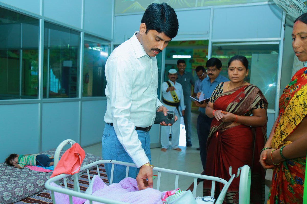 Collector_NLG's tweet photo. #నల్గొండజిల్లా కేంద్రంలో ఉన్న #బాలసదన్, శిశు గృహ, సఖి, స్వధార్ కేంద్రాలను ఆకస్మికంగా తనిఖీ చేశారు. శిశు గృహ, సఖి, స్వధార్ గృహాల పై ఎలాంటి ఆధారం లేని వారికి అండగా ఉంటామనే నమ్మకాన్ని కలిగించాలని జిల్లా కలెక్టర్ @c_narayana_ias  అన్నారు
@TelanganaCMO 
@TelanganaCS 
@IPRTelangana https://t.co/7D7wEvyvJC
