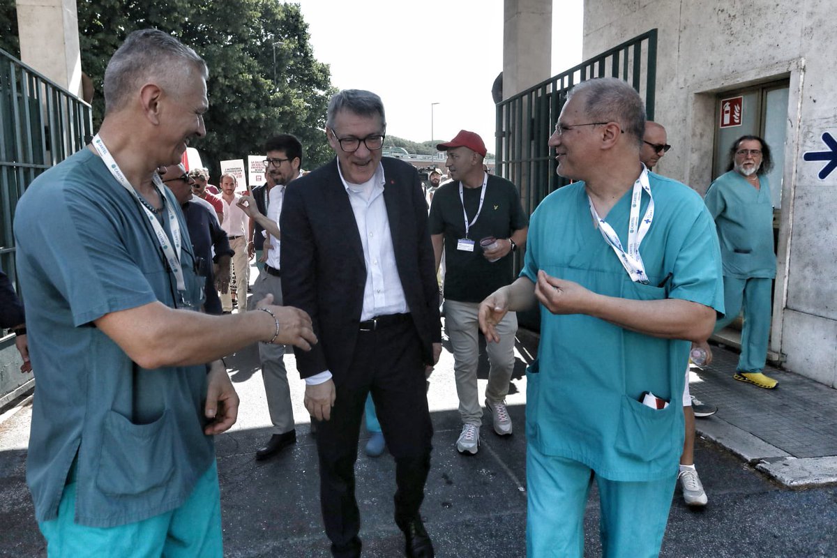 cgilnazionale's tweet photo. Al via campagna referendaria contro l’#Autonomiadifferenziata. #MaurizioLandini a Roma, davanti all’ospedale San Filippo Neri: “Vogliamo abrogare questa legge, il Paese non ne ha bisogno. Abbiamo bisogno di unire il Paese, e che i diritti siano garantiti a tutti” https://t.co/78QrqbLMPO