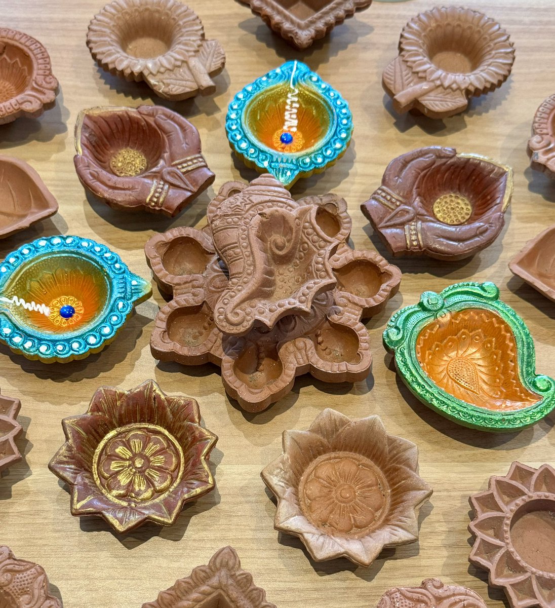 dhrishikesh's tweet photo. The #Diwali lamps @FarlamHall have arrived for our guests to enjoy the 'Diya' lighting ceremony on day 1 of the package.
#farlamhall #diwalipackage #experiencesomethingnew #staycation #foodie #foodieexperiences #hardworkisfun
@pobhotels @RelaisChateaux @AAHospitality https://t.co/Q97MUNclx6