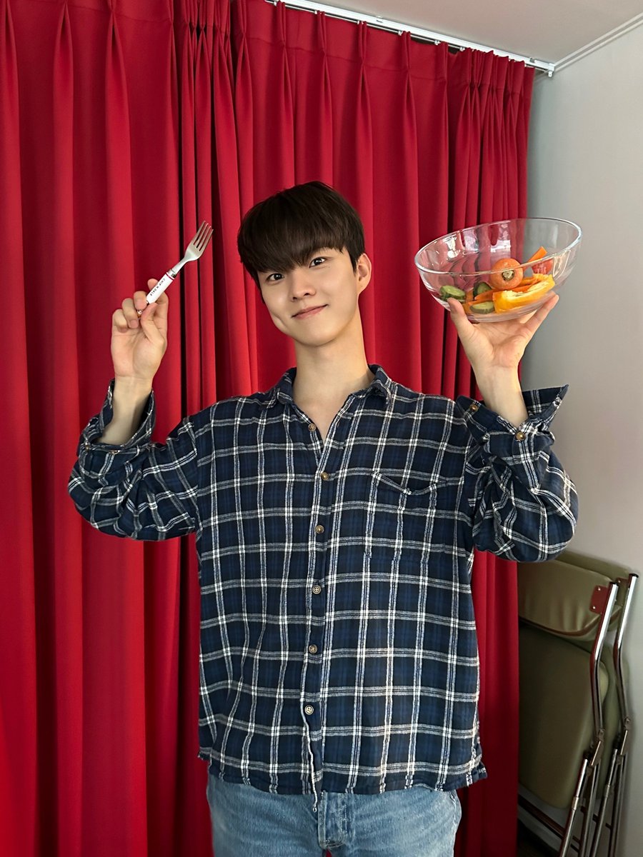 IST_THEBOYZ's tweet photo. [📸] 큐람쥐의 아삭아삭 야채 먹방 ASMR🤫 들으면서 좋은 밤 보내세요🍀

🔗 https://t.co/nL5glEMCJ3

#THEBOYZ #더보이즈
#Q #큐
#Qㅔ라모르겠다 https://t.co/INrEZ81Pnh