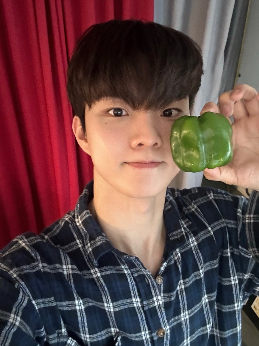 IST_THEBOYZ's tweet photo. [📸] 큐람쥐의 아삭아삭 야채 먹방 ASMR🤫 들으면서 좋은 밤 보내세요🍀

🔗 https://t.co/nL5glEMCJ3

#THEBOYZ #더보이즈
#Q #큐
#Qㅔ라모르겠다 https://t.co/INrEZ81Pnh