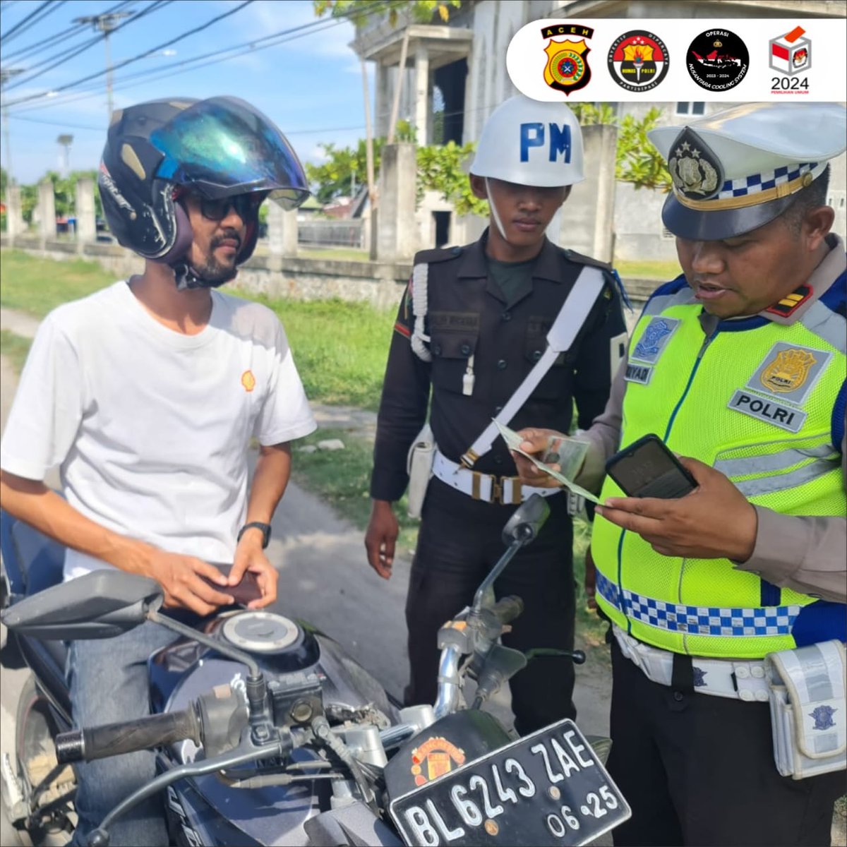 IsalWsw's tweet photo. Polres Bireuen Melalui Satuan Lalu Lintas terus melakukan upaya dalam meningkatkan kepatuhan masyarakat dalam berlalu lintas

#jeuniebpolsek #polsekmakmur_polresbireuen #satreskrimpolresbireuen #bagsumda_polresbireuen 
#bagopsbireuen01 #polsekpeudada_ #narkoba_bireuen https://t.co/zTeRfVBX1m