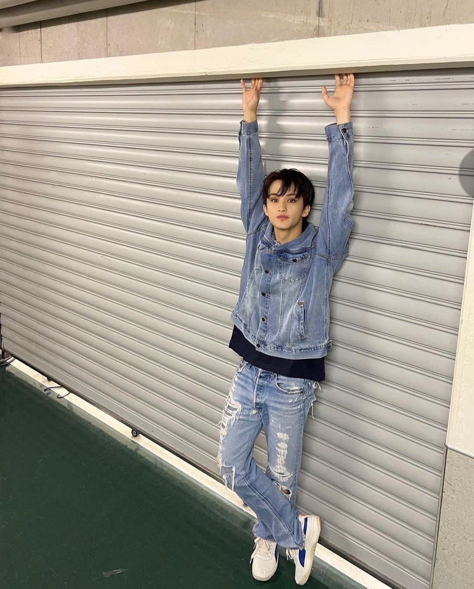 markleuo's tweet photo. @nkmttoyuta @minhypng "Okee kayaknya sekian dari gue, see you guys. Kalau ada pertanyaan bisa hubungin gue via DM!” lanjut Mark sambil tertawa jahil. https://t.co/J25qksbX2c