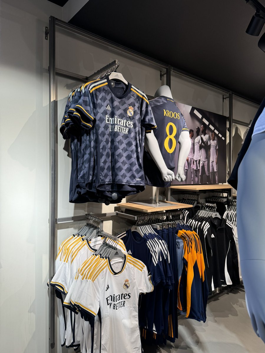 Error de <a href="/adidasfootball/">adidas Football</a> en su tienda de Frankfurt, anuncia la camiseta del <a href="/realmadrid/">Real Madrid C.F.</a> con un jugador retirado. Cierto que es la de la temporada 23/24.