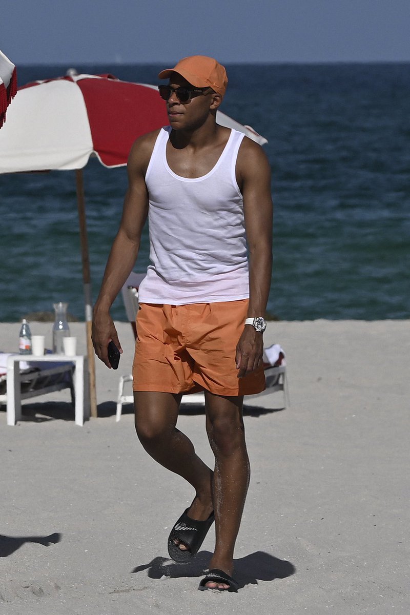 ActuFoot_'s tweet photo. Kylian Mbappé profite en vacances à Miami. 🇺🇸😎🌴

📸 @21metgala https://t.co/NDhTCzxb4n