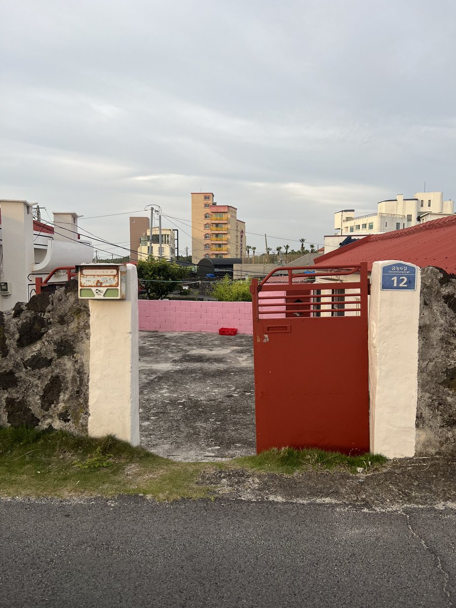 크림색 벽과 빨간 대문 , 분홍빛 담벼락과 주홍빛 지붕 ! #injeju