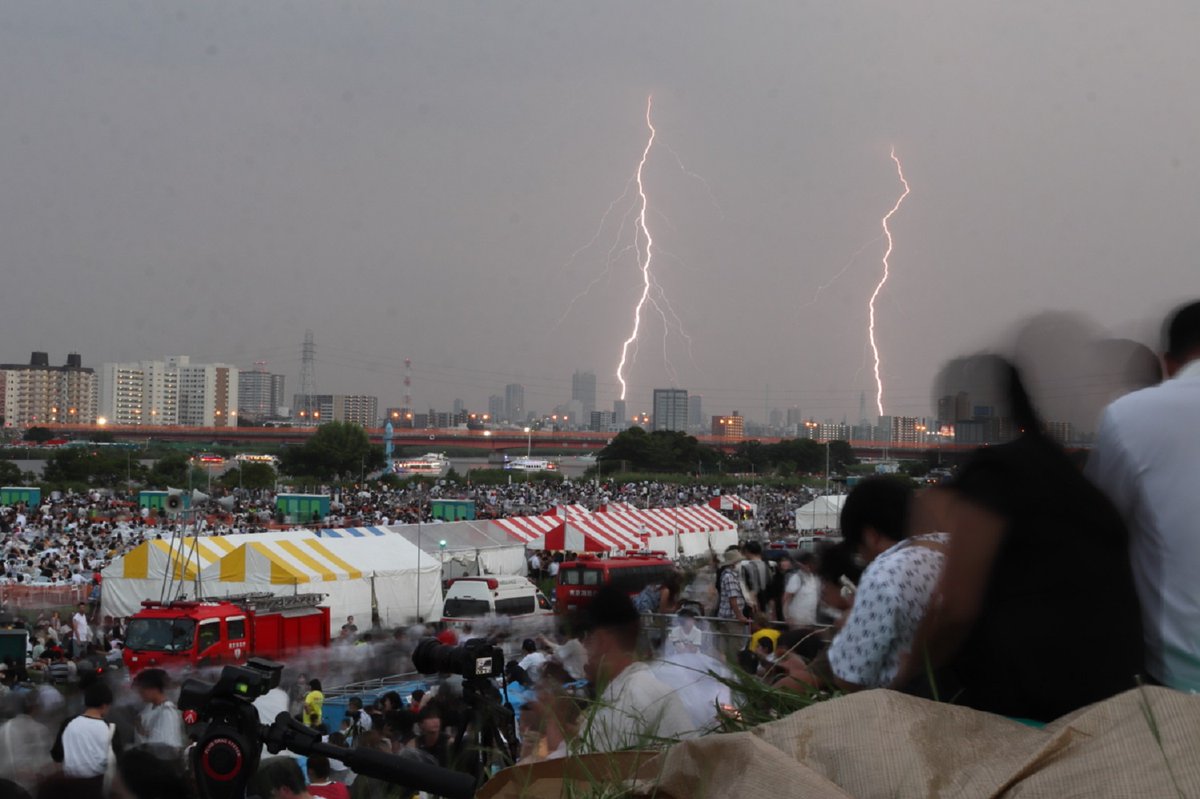tarousite's tweet photo. 2024.07.20：足立区の花火大会。第46回足立の花火は雷を理由に18:45分頃に中止となりました。
雨雲レーダーの向きも石神井・新座付近より北東→最新で真東に変わってしまい19時頃より花火会場周辺はゲリラ豪雨と激しい雷のダブルパンチでした(笑)
こればかりは仕方ないですね。 https://t.co/x2FWypkpZ9