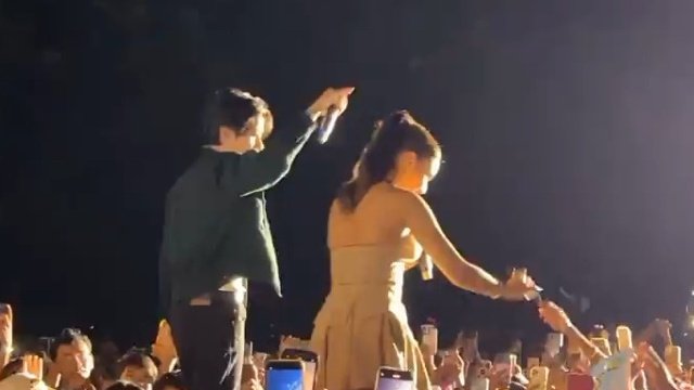 Ioviexyb's tweet photo. criza signing the tarpaulin yay!

CRIZVEY AT SUBLIANFEST
#CrizaTaa https://t.co/X54RsNYYEq