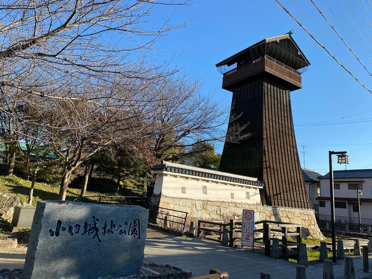 MorandIsabelle's tweet photo. 尾張・小口城
①〜⑤主郭の物見櫓と塀、周りの堀
⑥主郭にある資料館
⑦高い物見櫓から堀を見下ろす
⑧主郭の一角に残る土塁
⑨主郭内でも資料館のある所が一段高い
⑩最寄りは名鉄犬山線・柏森駅。住宅街をひ���すら1.7km歩く🚶
#城 #小口城 #小口城址公園 #尾張国 #大口町 #柏森駅 https://t.co/7kyHFFhNXl