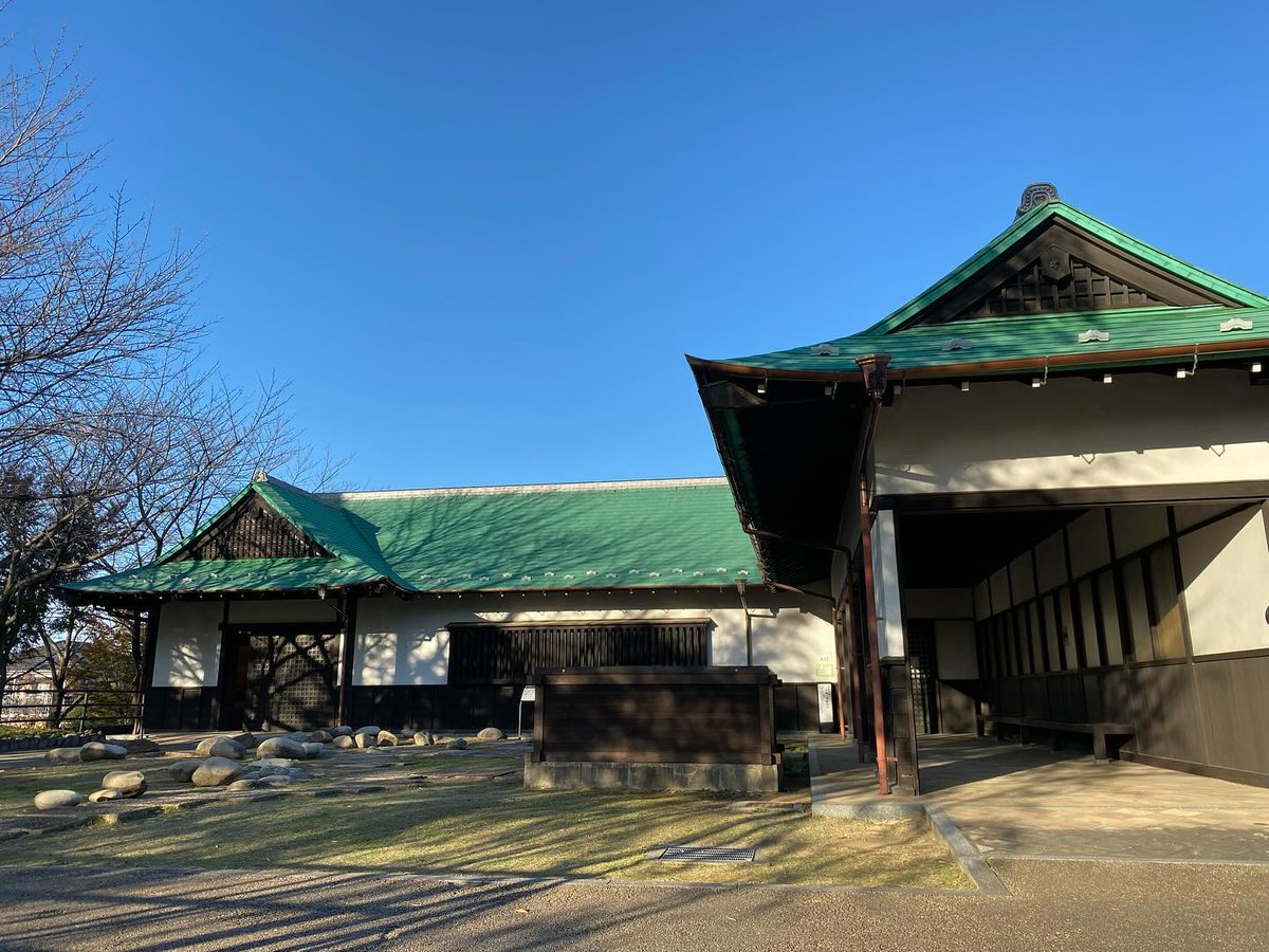 MorandIsabelle's tweet photo. 尾張・小口城
①〜⑤主郭の物見櫓と塀、周りの堀
⑥主郭にある資料館
⑦高い物見櫓から堀を見下ろす
⑧主郭の一角に残る土塁
⑨主郭内でも資料館のある所が一段高い
⑩最寄りは名鉄犬山線・柏森駅。住宅街をひ���すら1.7km歩く🚶
#城 #小口城 #小口城址公園 #尾張国 #大口町 #柏森駅 https://t.co/7kyHFFhNXl
