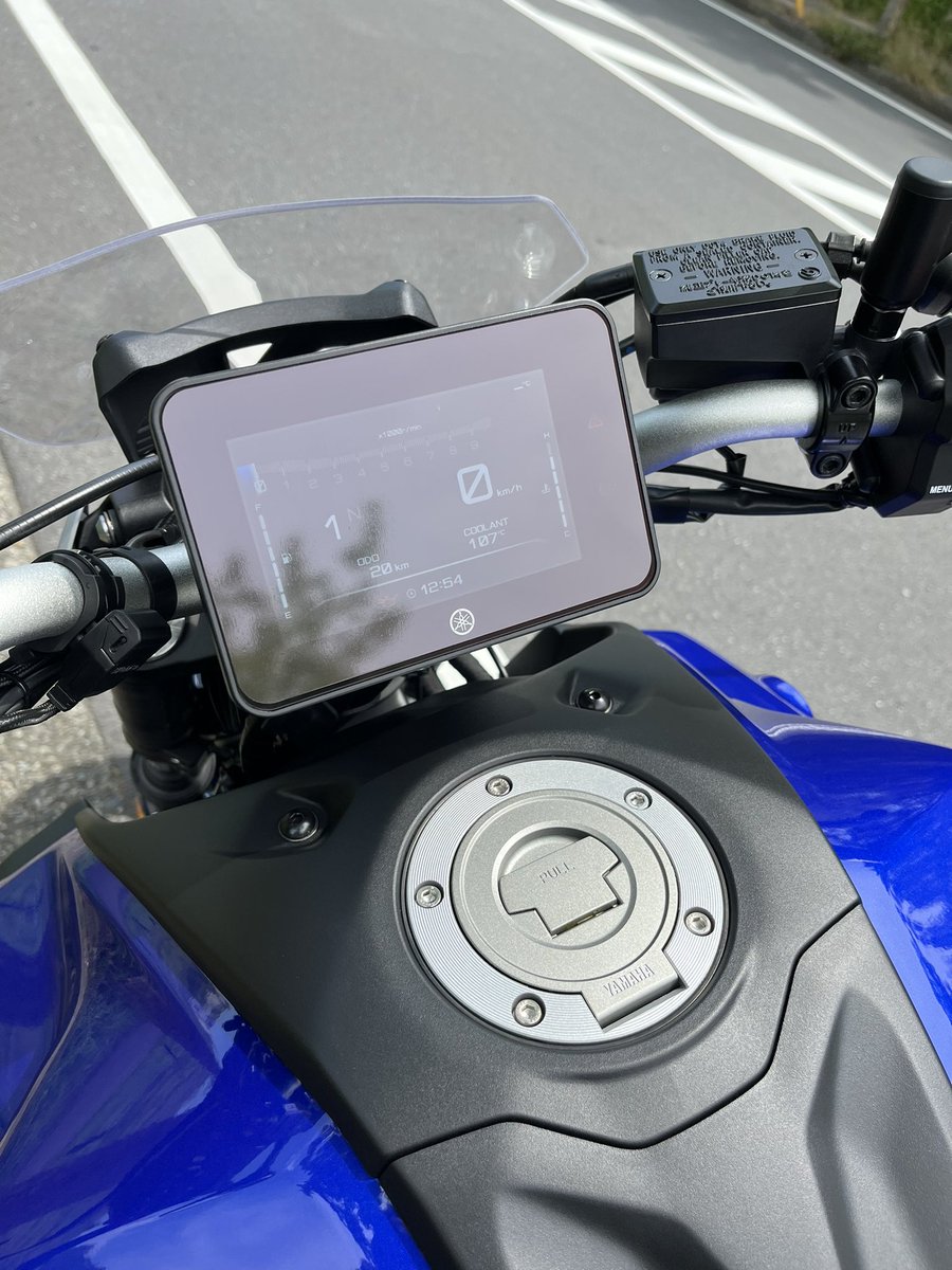 aoi3rensei's tweet photo. 今日は納車の日でした🏍️
DCTもよかったですが
自分でギアチェンジしたくなった😅
顔はあまりタイプじゃなかったですが
軽くて電子制御もほぼなく
シンプルなところにビビっときました!
スクリーンつけたり、旧式の部品をつけてもらったり…
だんだん好きな顔になってくるかな😆
#納車 #MT_07 https://t.co/Ng2uaCSdHj