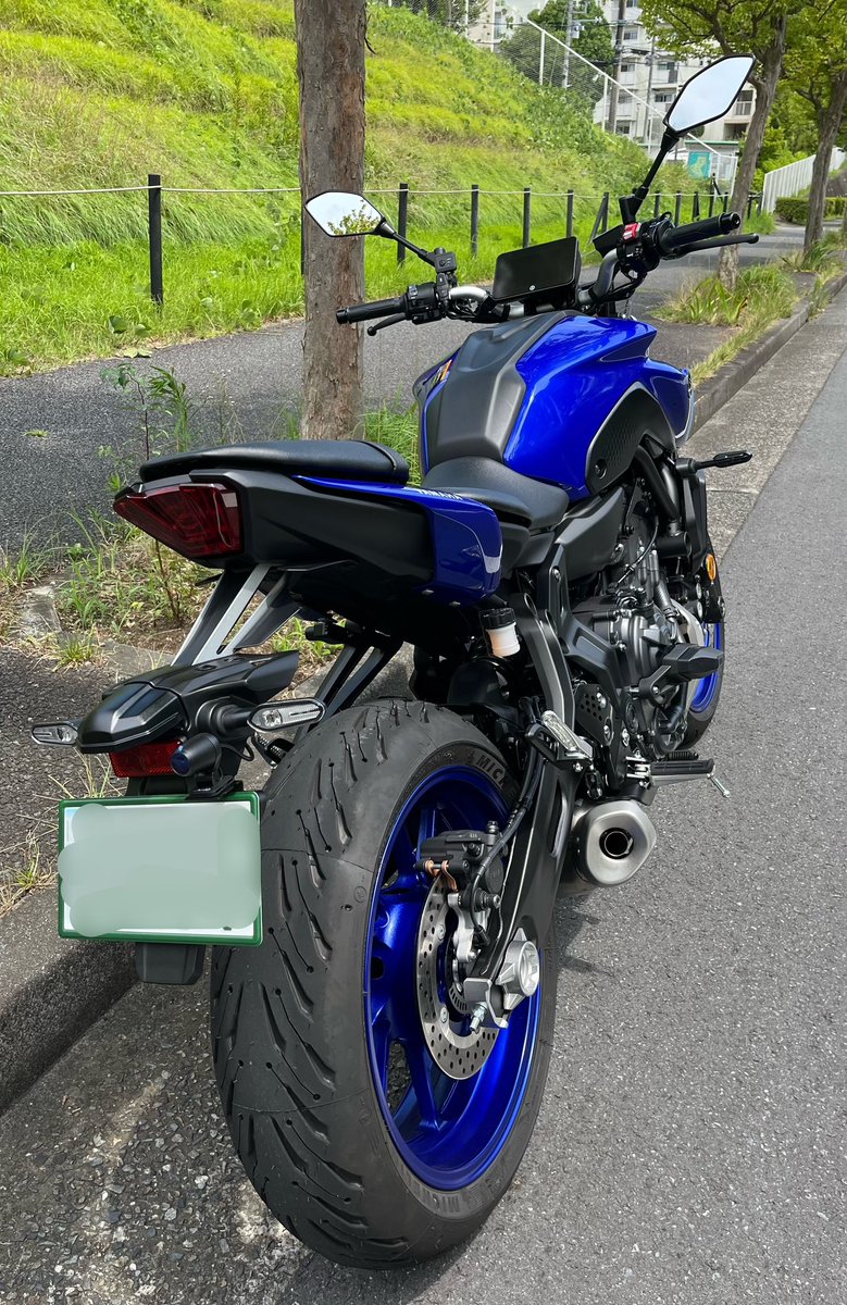 aoi3rensei's tweet photo. 今日は納車の日でした🏍️
DCTもよかったですが
自分でギアチェンジしたくなった😅
顔はあまりタイプじゃなかったですが
軽くて電子制御もほぼなく
シンプルなところにビビっときました!
スクリーンつけたり、旧式の部品をつけてもらったり…
だんだん好きな顔になってくるかな😆
#納車 #MT_07 https://t.co/Ng2uaCSdHj