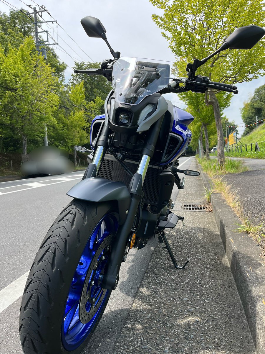 aoi3rensei's tweet photo. 今日は納車の日でした🏍️
DCTもよかったですが
自分でギアチェンジしたくなった😅
顔はあまりタイプじゃなかったですが
軽くて電子制御もほぼなく
シンプルなところにビビっときました!
スクリーンつけたり、旧式の部品をつけてもらったり…
だんだん好きな顔になってくるかな😆
#納車 #MT_07 https://t.co/Ng2uaCSdHj