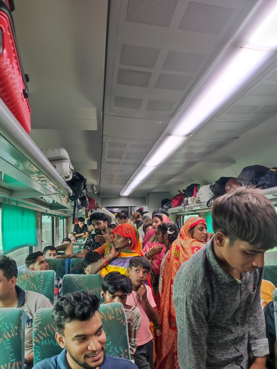 Insaan_gaurav's tweet photo. Train is full of general passengers even ac is not working properly creating suffocation @indianrailway__ @pmo https://t.co/oh7ZisOAf8