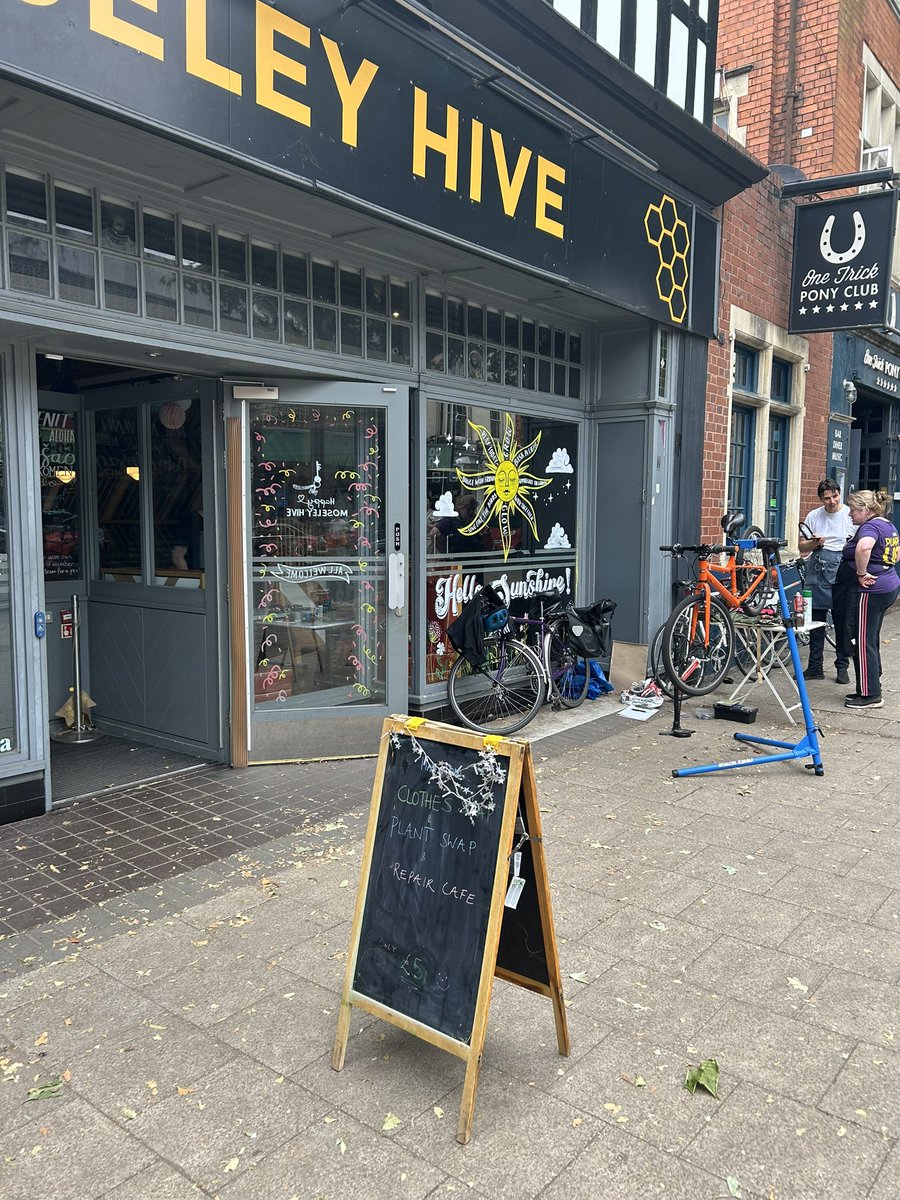 Buzzing with activity at <a href="/MoseleyHive/">Moseley Hive</a> clothes &amp; plant swap, repair cafe and Dr Bike. Love this place 🧡