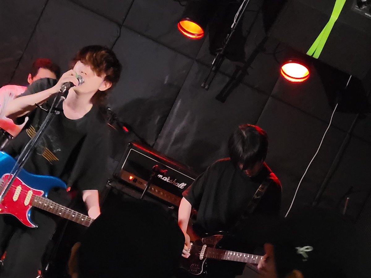 mground2013's tweet photo. 今夜のトリはBOOKERS
@BOOKERS__

Voの歪んだ声とシャウト、そしてダークな空気感のガレージサウンド！
殺気×爆音×ビートという最高の組み合わせがフロアを満たす！

6月配信開始の2nd EP『like a happy』
https://t.co/0398rp2unx
収録曲のMVは↓
https://t.co/skVsWfntf0 https://t.co/aiHAjNTic8