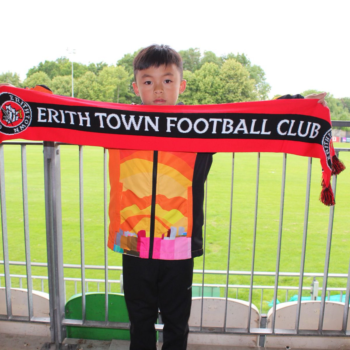 ErithYouth's tweet photo. ✍️ | SIGNED FOR NEXT SEASON
After months of training, our young teams are ready for next season and were joined today by some of our @ErithTown first team!
Our #DockerPathway is THE journey for youth football & we can’t wait to see these superstars on the field!
#WeAreDockers https://t.co/rkbRxj7exq