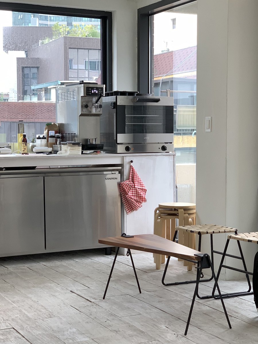 _18mp's tweet photo. 성수 ソンスカフェ
このアイスが天才的な美味しさのカフェ｡:°ஐソフトクリームの下にあんずのジャムと、チェリーの果実が入っててアイスの上からバルサミコ酢がかかってるんだけど
意外な組み合わせなのにすっごくおいしかった><🍒🍦🤍
체리와 소프트아이스크림 8000ウォン
(チェリーとソフトクリーム) https://t.co/ZZo6nd0YvU