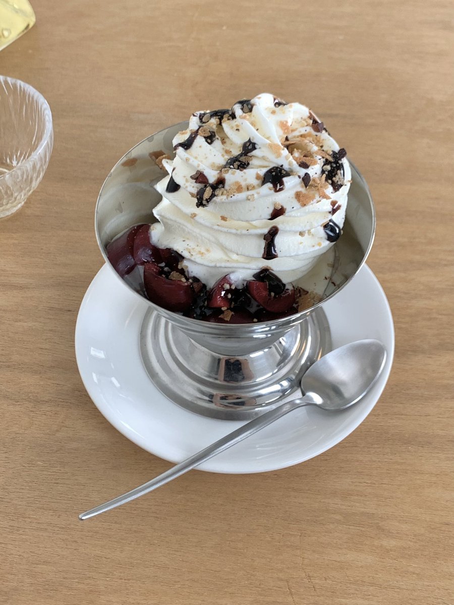 _18mp's tweet photo. 성수 ソンスカフェ
このアイスが天才的な美味しさのカフェ｡:°ஐソフトクリームの下にあんずのジャムと、チェリーの果実が入っててアイスの上からバルサミコ酢がかかってるんだけど
意外な組み合わせなのにすっごくおいしかった><🍒🍦🤍
체리와 소프트아이스크림 8000ウォン
(チェリーとソフトクリーム) https://t.co/ZZo6nd0YvU