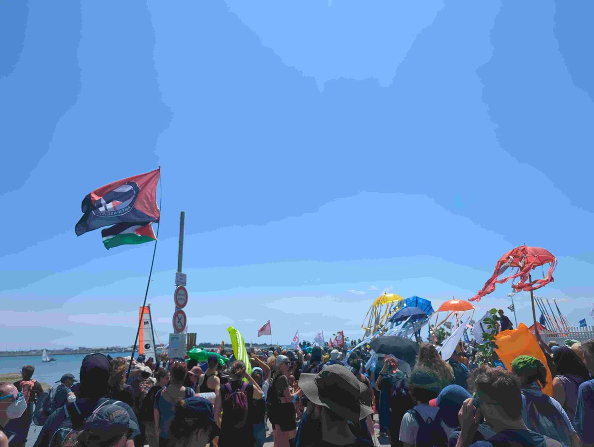 ende_gelande's tweet photo. While the #PoliceProblem violently assaults some parts of the protest, other parts keep on marching unscathedly, painting the coastal town red (and in all other colours, of course😇)
Meanwhile, the autonomous naval division has set sail to block the port
https://t.co/sE7FH2mCgJ https://t.co/I9HXwOPS8c