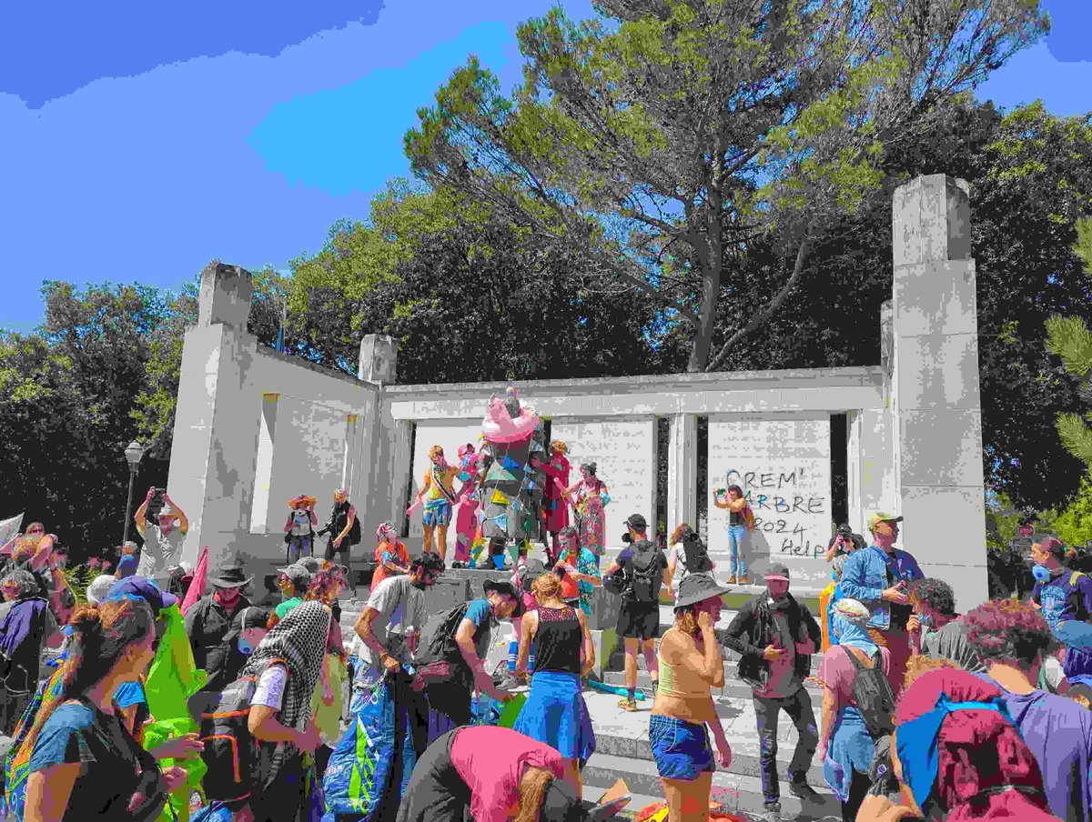 ende_gelande's tweet photo. While the #PoliceProblem violently assaults some parts of the protest, other parts keep on marching unscathedly, painting the coastal town red (and in all other colours, of course😇)
Meanwhile, the autonomous naval division has set sail to block the port
https://t.co/sE7FH2mCgJ https://t.co/I9HXwOPS8c