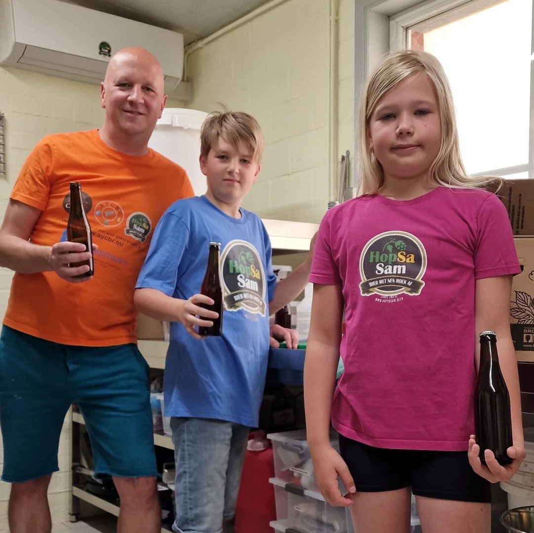 HopSaSam's tweet photo. Vandaag bottelen we KRIK KRAK CHICKENBAK ALMENAK DUIVENKAK 🍒 met echte Schaarbeekse krieken!
Hupla!
🤩 The HopSaSam Lab 💚
🥰
#TheHopSaSamLab #HopSaSam #Oudenaarde #Belgisch #bier #Belgischbier #fieroponsbier #craftbeer #beers #goldmedal #winner #beer #madeinbelgium #brewing #… https://t.co/yFwJOvMMjw