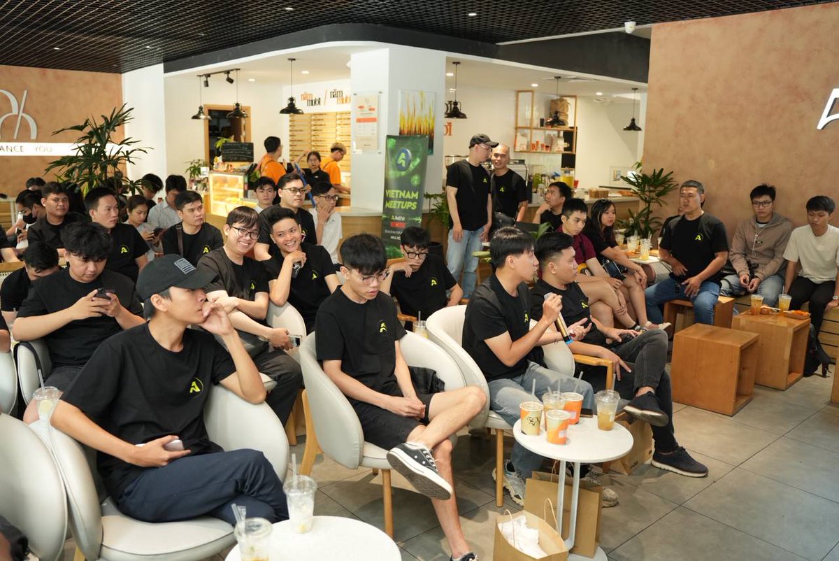 AethirCloud's tweet photo. Hello from Vietnam! 🇻🇳

We had amazing community meetups today in Hanoi and Hồ Chí Minh, and the enthusiasm was incredible. Here is a sneak peek 👀 📸

It was fantastic to see so many members rocking Aethir merch— it looks pretty cool bdw! https://t.co/0DvbLJWPvt
