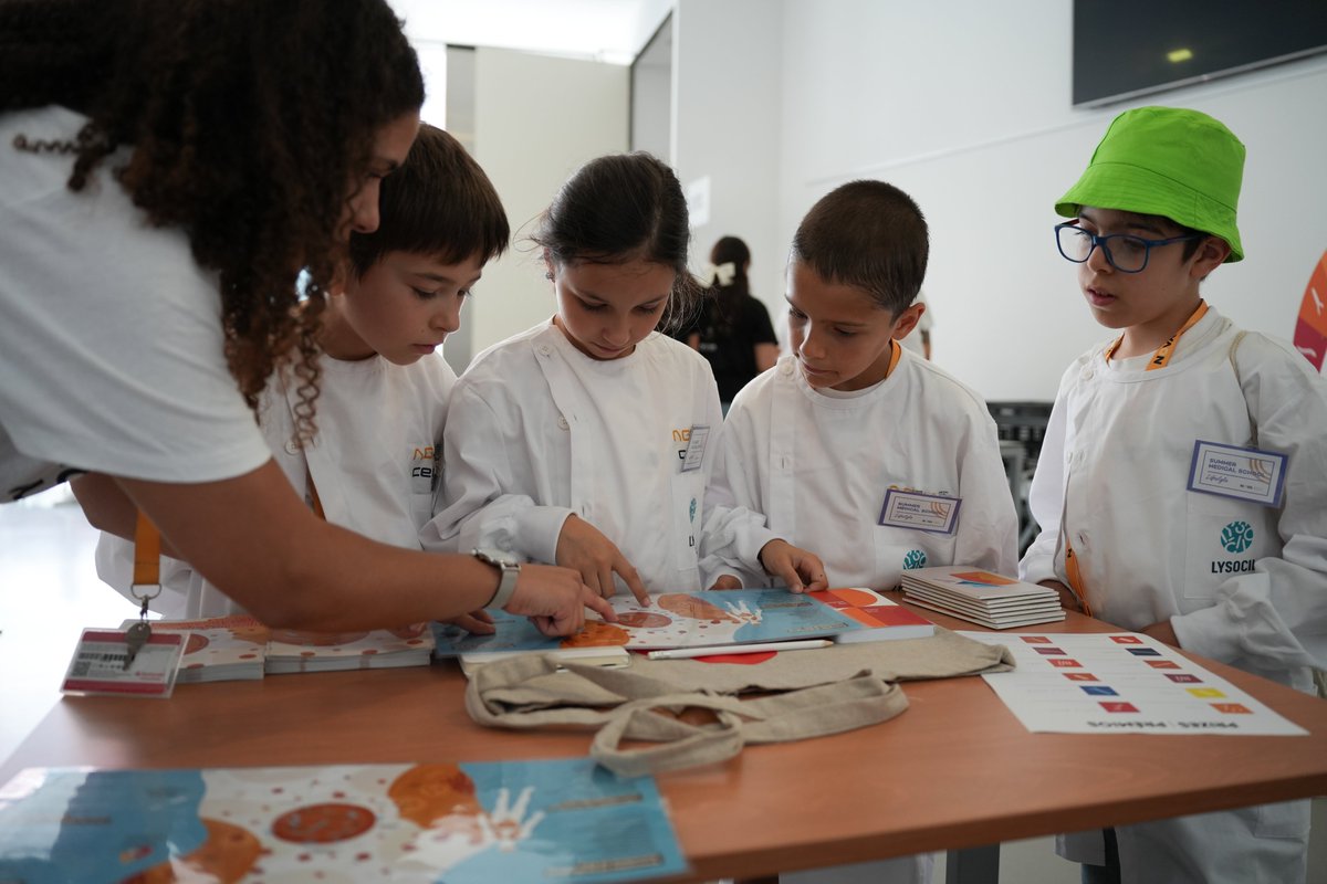 EVCA_Twinning's tweet photo. In July 11th, EVCA participated in an incredible Science Fair hosted by @nova_medschool, offering children and young people a chance to explore and engage with healthcare research. Inês Gomes, our Sci Comm volunteer gave insights into the fascinating world of EVs.

#EVCATwinning https://t.co/U16E5mfGXd
